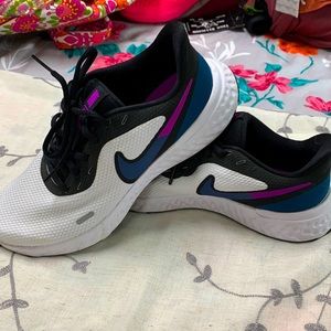 Women’s 8.5 Nike Revolution running shoes